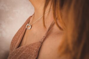 デコルテのたるみを解消するエクササイズは？