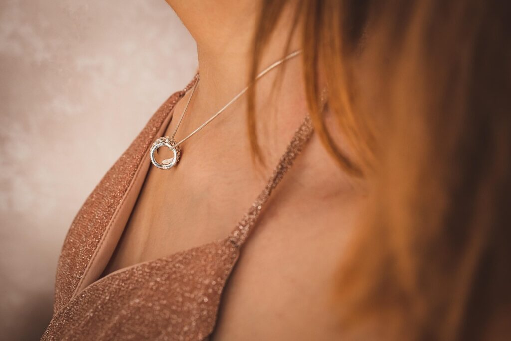 デコルテを綺麗に見せる方法はこれだ！あなたに合った対策は？