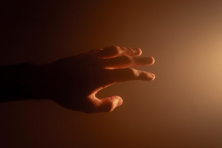 老け手に悩むあなたへ、ハンドクリームの口コミは本当に役立つ？
